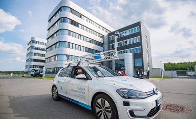 Cem Özdemir, Bundestagsabgeordneter der Grünen, durfte an einer Testfahrt auf dem IAV-Gelände in Stollberg teilnehmen. 