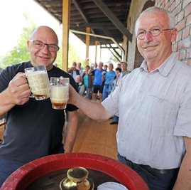 Es ist geschafft: Mit dem ersten offiziell gezapften Rotbier stoßen BAB-Initiator Ronny Erfurt (l.) und Halsbrückes Bürgermeister Andreas Beger an. 