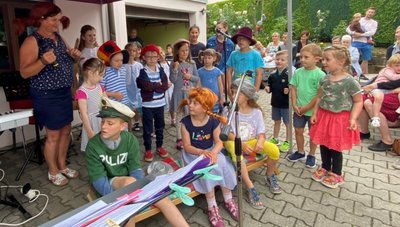 Die gut einmonatige Vorbereitung hat sich hörbar gelohnt: 36 der 100 Schüler der Lugauer Musikschule Decker demonstrierten am Samstag beim traditionellen Hoffest, was sie im Unterricht gelernt haben. Etwa 130 Besucher verfolgten mit viel Applaus die kleinen Darbietungen. 