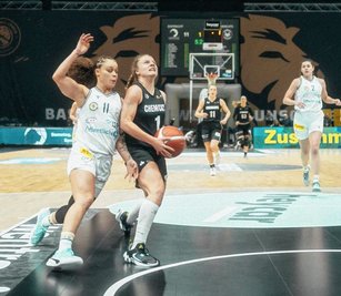 Chemcats-Spielmacherin Joy Baum (mit Ball) machte in Braunschweig fünf Punkte, musste dann aber verletzt raus. 