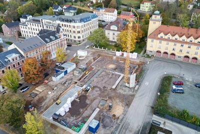 Zwischen Wohnhäusern, dem Polizeirevier und dem alten Feuerwehrgerätehaus entsteht das neue Depot in Werdau. Einst schauten dort die Anwohner auf einen Spielplatz mit viel Grün.
