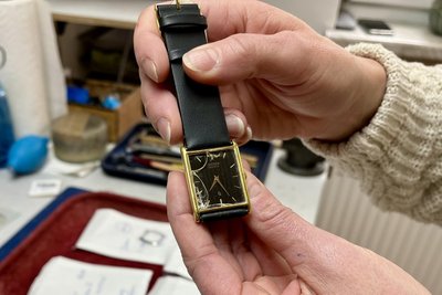 Das kennt jeder: Ein defektes Glas an der Uhr, doch Ersatz ist nicht mehr lieferbar. Es sei denn, man kennt die Gläser-Manufaktur von Uhrmacher Seifert in Grünhain.