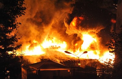 Großbrand in Niederschmiedeberg: Hunderte Rettungskräfte kämpften in der Nacht gegen die Flammen an.