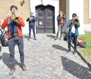Die Trompeter Stefan Leitner (l.) und Johann Schuster sowie die Posaunisten Stefan Zieger und Alexis Gonzalez vor einem früheren Auftritt auf dem Turm der Freiberger Petrikirche.