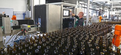 Mitarbeiter Steffen Krämer bedient in der Zwickauer Mauritius Privatbrauerei den neuen Flascheninspektor, der gut 30.000 Mehrwegflaschen pro Stunde vor den Befüllen penibel prüft. 