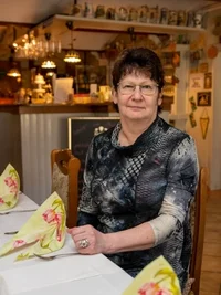 Ramona Schumann in ihrer leeren Gaststube der Gaststätte "Zum Holzwurm" in Altmittweida.