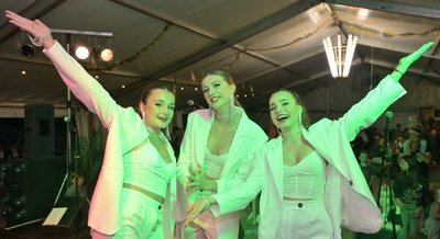 Beim Fest im Bad Gornsdorf sind am Freitagabend mit der Gruppe "The Palianytsia" drei junge Damen aus der Ukraine aufgetreten - es ist ihr erster großer gemeinsamer Auftritt gewesen. Von links: Anastasia Polupan, Sophia Semenivk und Nikita Atanasova. 