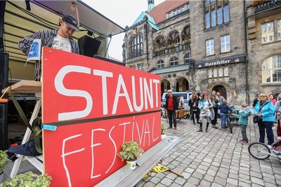 Mit lockerer Musik und einer Sockenparade startete das Staunt-Festival die bunte Parade durch die Chemnitzer Innenstadt. 