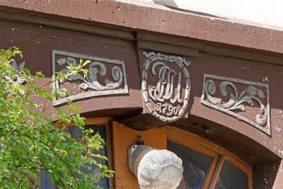 Über der Tür wurde das Baujahr 1790 verewigt.