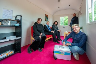 Blick in den „Pavillon der Angst“ mit einem Teil des Teams der Kunstsammlungen.