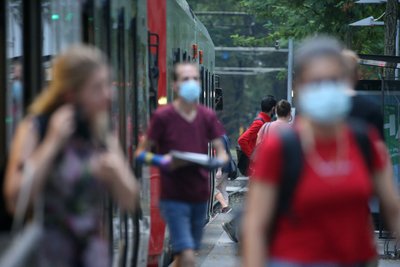 Verstöße gegen die Maskenpflicht kosten ab Dienstag in Sachsen 60 Euro.