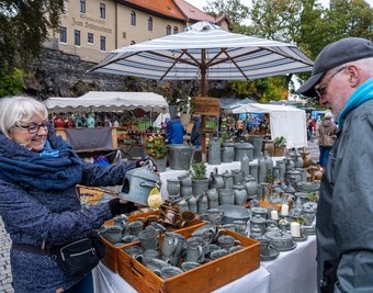 Coronabedingt musste der Markt im vergangenen Jahr auf den Parkplatz an der Schlossarena ausweichen. Damals bot dort Mechthild Schinnerling aus Zeulenroda ihr Gebrauchsporzellan an. In diesem Jahr präsentieren die Händler ihre Produkte wieder auf dem Altmarkt. 