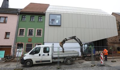 Der Anbau neben dem sanierten grünen Karl-May-Geburtshaus dient unter anderem als Depot für Ausstellungsstücke.