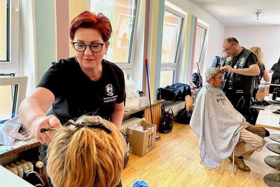 Kathrin Heinrich bei der Aktion der Barber Angels in Dresden. Die Kosmetikerin engagiert sich auch bei "Look good feel better" der DKMS Life, Tochterorganisation der Deutschen Knochenmarkspenderdatei. Sie bietet Krebspatienten Kosmetik-Workshops an, die in der Pandemiezeit pausierten, jetzt aber fortgesetzt werden sollen. 