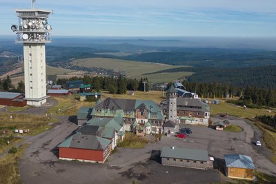 Ein Schandfleck mitten im größten Skigebiet des Erzgebirges: der Keilberg-Gipfel mit dem verfallenen Hotel.