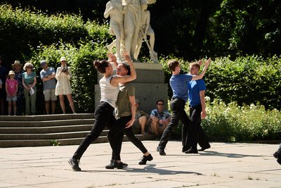 Tanz unter dem Blick der Schillingschen Figuren.