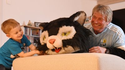 Michael Kompalla geht als Maskottchen Chem-Cat in den Ruhestand. Enkelsohn Moritz freut sich darüber: In Zukunft kann sich der immer gute Laune verbreitende Opa deutlich mehr Zeit für ihn nehmen.