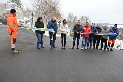 Symbolischer Banddurchschnitt am Donnerstag, die Straße selbst wird erst in wenigen Tagen fertig.