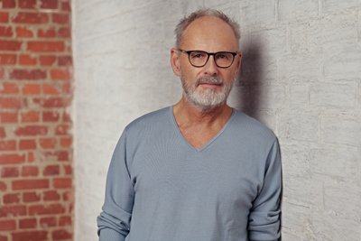 Reinhold Beckmann spürt in seinem neuen Buch einem peinigenden Stück Zeit- und Familiengeschichte nach, indem er sich auf die Spuren seiner vier Onkel mütterlicherseits begibt. Franz, Hans, Alfons und Willi Haber kamen als Soldaten im Zweiten Weltkrieg ums Leben. 