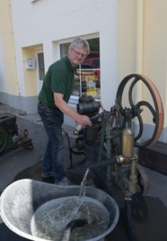 Beim 1. Topfmarktfest in Burkhardtsdorf ist am Wochenende einiges los gewesen - auch die Bulldog-Freunde waren dabei, hier: Vereinschef Peter Uhlig. Ebenso die Freiwillige Feuerwehr Burkhardtsdorf, sie hat eine Technikschau durchgeführt. Wie Wehrleiter Johann Seifert erklärt, gab es eine Vorführung zur technischen Rettung. Man wolle den Leuten zeigen, wie die Feuerwehr im Ernstfall arbeitet.