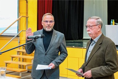 Landrat Dirk Neubauer (li.) bei der Vereidigung durch Kreisrat Klaus Vivus. 
