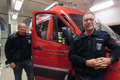 Jens Hübler und Sascha Klappstein (r). schauen häufig an der Baustelle fürs neue Depot vorbei.