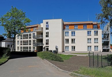 Blick auf die Südansicht des Neubaus des Altenpflegeheims Wettiner Straße in Glauchau.