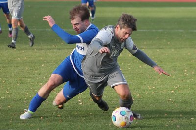 Kampf um den Ball: Reichenbachs Kapitän Mirko Hendel (rechts) gegen den zweifachen Torschützen Lucien Hertel.