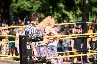 Auch eine Art Tanz: Die Wrestling-Show mitten auf der Straße.