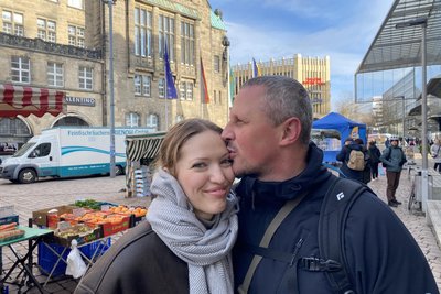Anna und Volodymyr Sereda haben sich vor 17 Jahren in einem Freizeitpark in ihrer Heimatstadt Sumy in der Ukraine kennengelernt. Weil er verlegen war, schickte er damals erst einmal einen Freund vor.