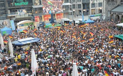 Wie hier 2010 soll es ab 9. Juni auf dem Chemnitzer Neumarkt wieder Public Viewing geben.