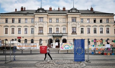An dieser Stelle vor dem Bahnhof verläuft die Grenze zwischen dem slowenischen Nova Gorica und dem italienischem Gorizia. Dort gab es in der Pandemie zeitweise Einschränkungen. 
