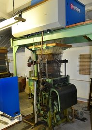Diese Lochkartenstanze aus dem Jahr 1936 kommuniziert mit der darauf montierten modernen Technik.