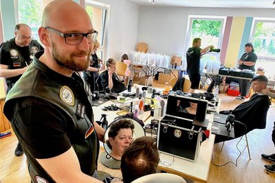 Max Hegewald, 34, Friseurmeister in Leipzig, hat bei Barber-Angels-Gründer Claus Niedermaier in Biberach gelernt. "Wir geben den Bedürftigen ein Stück Normalität zurück", sagt er. 