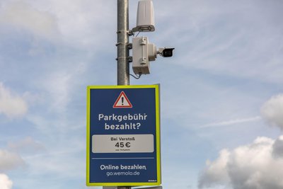 Am Mast mit der Überwachungskamera an der Zu- und Ausfahrt des Parkplatzes findet sich wie auch anderswo auf dem Gelände dieser Hinweis.