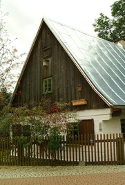 
              <p class="artikelinhalt">Im Erlbacher Dorfmuseum am Lindenplatz sind Untersuchungen an Holzbalken vorgenommen worden, um mehr über die Erstbesiedlung des Ortes zu erfahren. Erste Ergebnisse liegen vor. </p>
            