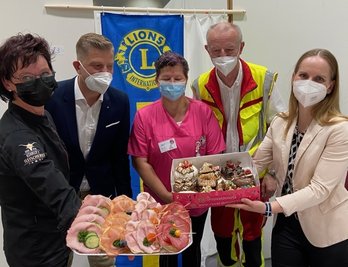 Sylvia Löbel, Jens Preißler, Schwester Daniela Förster-Richter, Dr. Steffen Walther und Nicole Lehmann (von links) beim Feierabendbüffet im Impfzentrum.