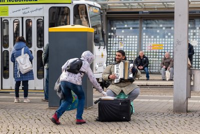 Seit Wochen sitzt ein Akkordeonspieler immer wieder am Plauener Postplatz. Wer ist er?