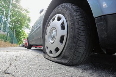 An gleich sechs Fahrzeugen in Glauchau wurden Reifen zerstochen. Die Polizei ermittelt. 