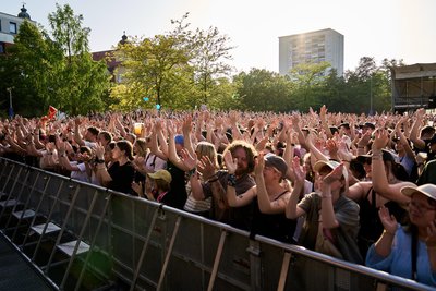Goldenes Licht und glückliches Publikum am Samstagabend vor der Hauptbühne.