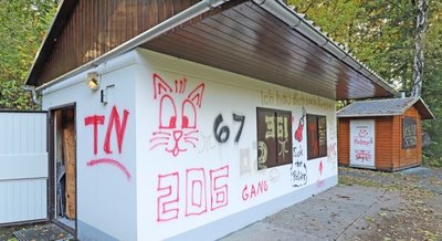 Die beiden Kioske im Haldenpark Zug wurden vermutlich in der Nacht auf Samstag Opfer von Vandalismus. 