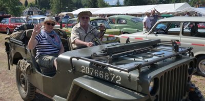Waren mit ihrem Jeep dabei: Sabine Reimert und Michael Reimert aus Niederdorf. Im Rahmen des 67. Wohngebietsfestes Oberoelsnitz, das der Erzgebirgische Heimatverein auf die Beine stellt, hat es am Sonntag das mittlerweile 15. Oldtimertreffen gegeben - mit Ausfahrt. Laut Veranstalter waren fast 200 Teilnehmer dabei. Zudem hat der Tag der Vereine für Oelsnitz stattgefunden, etwa 40 Prozent haben sich beteiligt. 