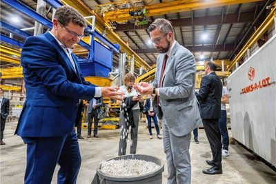 Unternehmer Lars Bergmann (li.) aus Göhren hat beim kanadischen Unternehmen Tanks-A-Lot einen Vertrag zum Kläranlagenbau unterzeichnet. Zu Besuch bei der Firma in Westkanada war Sachsens Wirtschaftsminister Martin Dulig (re.). 