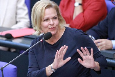 Bundesinnenministerin Nancy Faeser bei der Regierungsbefragung im Bundestag. Die SPD-Politikerin kämpft derzeit an vielen Fronten als Bundesministerin und als SPD-Spitzenkandidatin in Hessen. 
