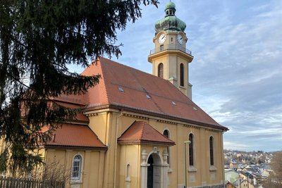In die katholische Kirche "Zum Heiligen Kreuz" in Auerbach wird am Samstag, 15 Uhr, zum Weihnachtsliedersingen eingeladen.