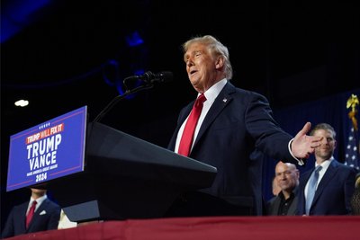 Der republikanische Präsidentschaftskandidat und ehemalige Präsident Donald Trump spricht bei einer Wahlparty im Palm Beach Convention Center in West Palm Beach, Florida.