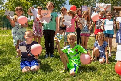 Die Hortkinder der Diesterweg-Grundschule haben Luftballons mit Grüßen für die Finder Steigen lassen. Eine Antwort haben sie jetzt unter anderem aus der Steiermark erhalten. Und es gab süße Überraschungen. Foto: David Rötzschke