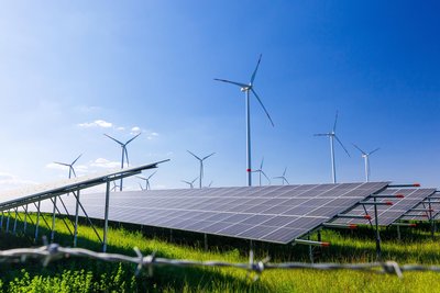 Energie aus Wind und Sonne im Energiepark Lausitz in Brandenburg: Im vergangenen Jahr wurden 59 Prozent des in Deutschland erzeugten Stroms aus erneuerbaren Energien gewonnen.