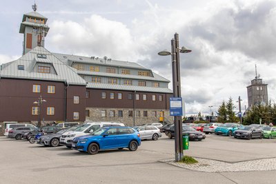 Der Parkplatz befindet sich unmittelbar hinter dem Fichtelberghaus.