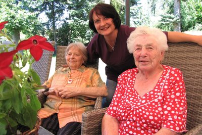 Ramona Werner (M.) arbeitet seit 20 Jahren in der „Herberge zur Heimat“. Ihre Fürsorglichkeit wird von Mieterinnen wie Elfriede Berthold (l.) und Anneliese Kottek geschätzt.